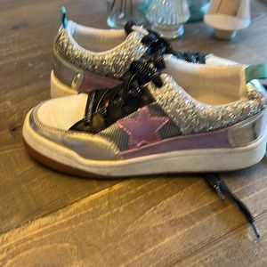 Steve Madden girls sneakers, size 2, great condition